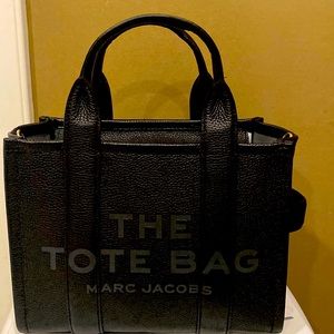 Marc jacobs mini tote bag in black. Purchased 2weeks ago. In very good condition
